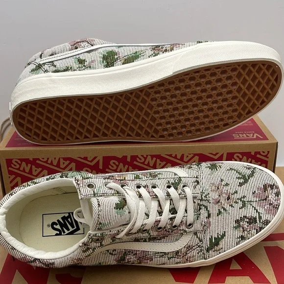 Vans Men’s Old Skool Tapestry Floral Marshmallow
VN000CP5CCZ
Sneakers - Picture 3 of 16